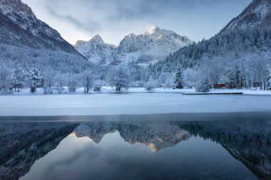 Göl jasna yakınındaki kranjska gora, Slovenya.