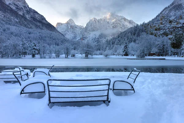 Lago Jasna vicino a Kranjska Gora, Slovenia . — Foto Stock