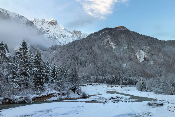 Montagne a Gozd Martuljek in Slovenia . — Foto Stock