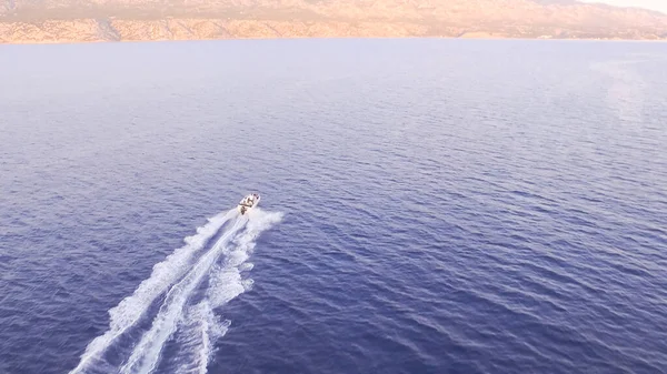 Aéreo - Visão de cima para baixo de pegar luxo barco a motor de corrida na água com a família dirigindo sobre ele — Fotografia de Stock