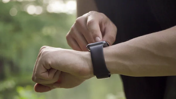 Zbliżenie wideo sportowiec robi różne gesty z palcem na ekranie dotykowym inteligentnego zegarka noszone urządzenie. — Zdjęcie stockowe