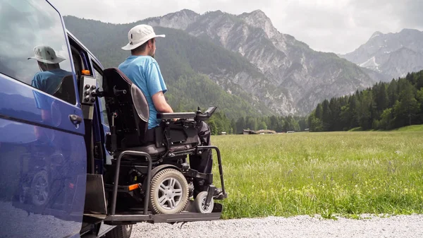 Hombre en silla de ruedas saliendo de un coche en ascensor eléctrico vehículo especializado para personas con discapacidad. Concepto de autoayuda para discapacitados — Foto de Stock