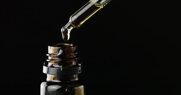 CBD huile de chanvre dans une gouttelette sur noir — Video