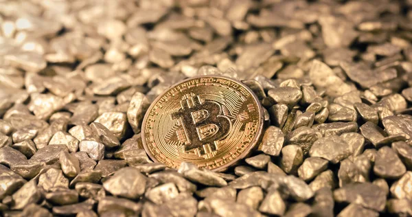 Bitcoin auf einem Haufen Goldklumpen — Stockfoto