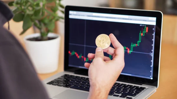 Man spelen met Bitcoin munten — Stockfoto