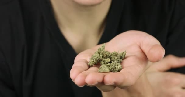 男子闻到大麻芽的味道 — 图库视频影像