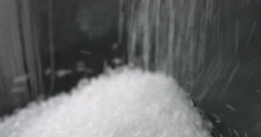 Siyah zemine düşen şeker