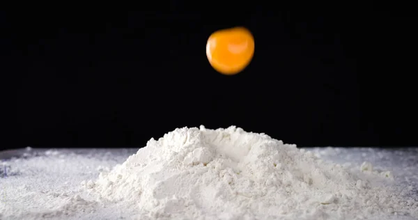 Egg and white flour — Stock Photo, Image