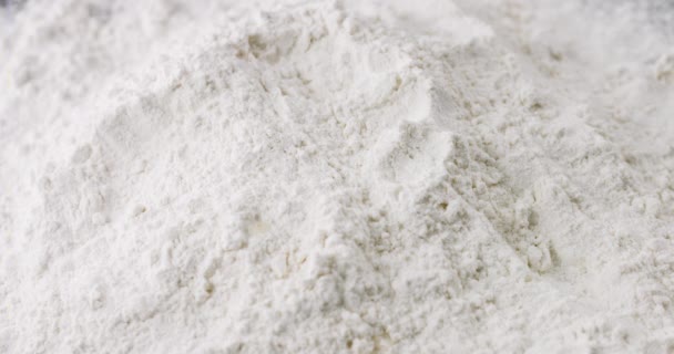 Gros plan d'oeuf et de farine blanche 