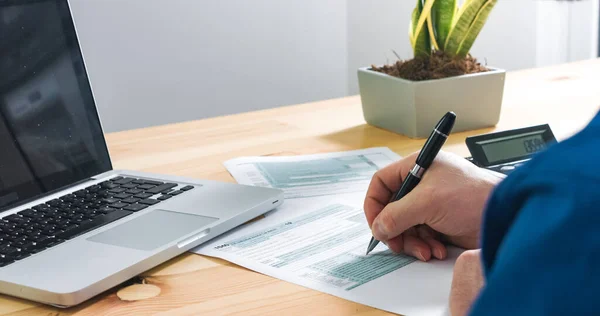 Person füllt US-Steuerformular aus — Stockfoto