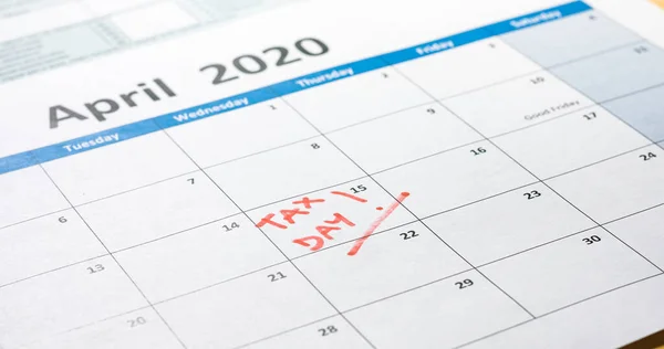 Рука написання податкового дня на календарі — стокове фото