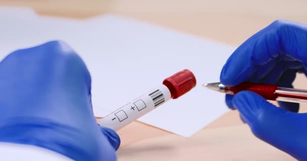 Marking Coronavirus infected blood sample tube — 图库视频影像