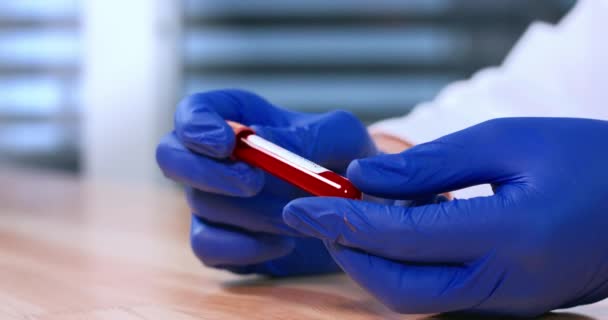 Coronavírus infectado tubo de amostra de sangue — Vídeo de Stock