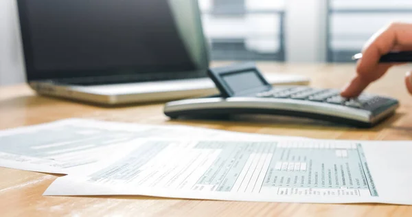 Person filling US tax form — Stock Photo, Image