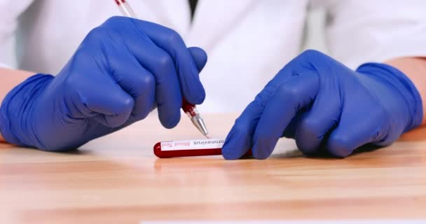 Marking Coronavirus infected blood sample tube — Stok video