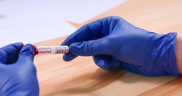 Coronavírus infectado tubo de amostra de sangue — Vídeo de Stock