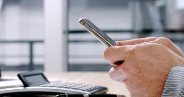 Businessman typing on smartphone — Stock Video