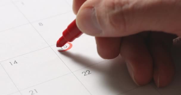 Рука написання податкового дня на календарі — стокове відео