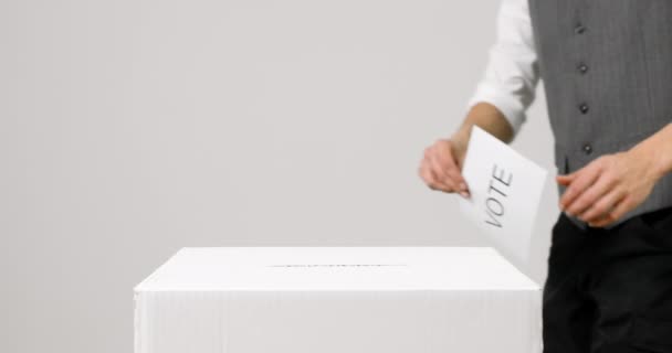 Casting vote into the ballot box — Stock Video
