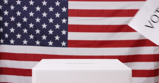 Wahlhelfer mit amerikanischer Flagge — Stockvideo