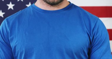 Başkanlık seçim etiketi bir adamın üzerinde