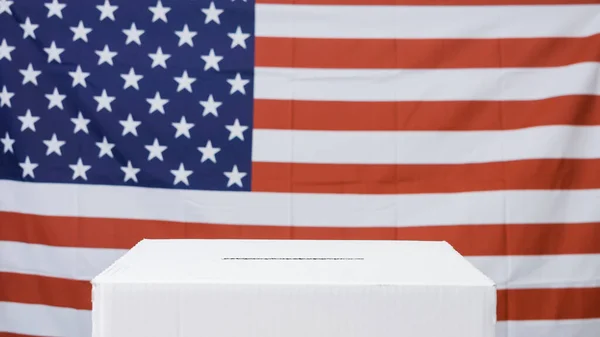 Wahlurne mit amerikanischer Flagge — Stockfoto