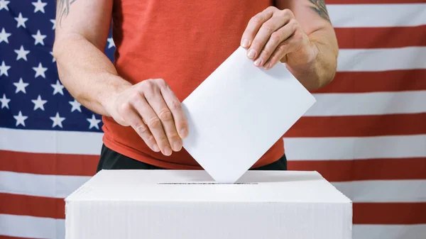 Voting man with American flag — Stock Photo, Image