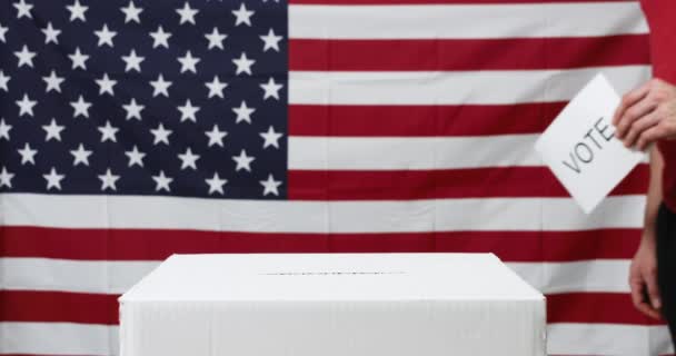 Stemgerechtigde man met Amerikaanse vlag — Stockvideo
