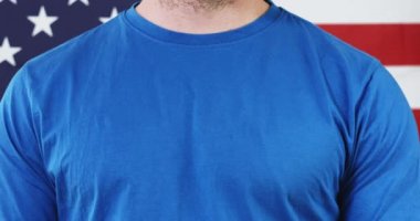 Başkanlık seçim etiketi bir adamın üzerinde