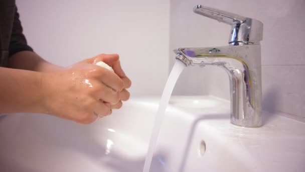 Дети мыли руки с мылом — стоковое видео