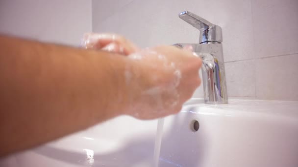 石鹸で手を洗う男 — ストック動画