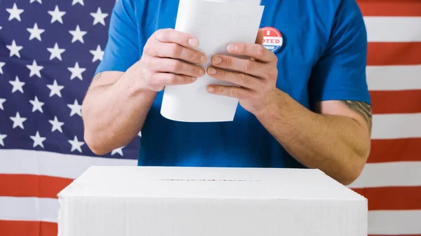Рука с бюллетенем и ящик для голосования в США — стоковое фото