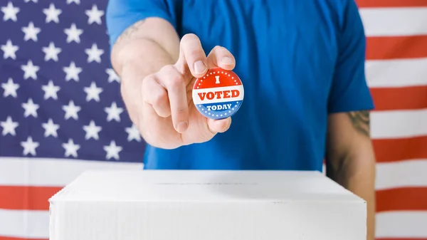 Mão de voto na bandeira americana — Fotografia de Stock