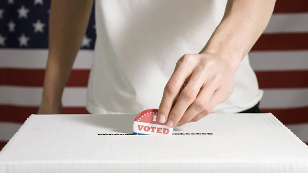 Voting man with American flag — Stock Photo, Image