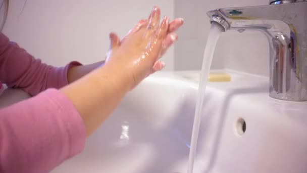 Lavage des mains enfant avec savon — Video