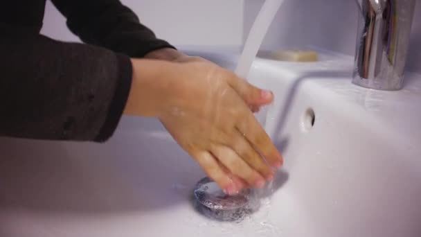 Child washing hands with soap — Stock Video