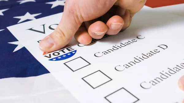 Hand aufgeklebt I Voting Today Aufkleber auf dem Stimmzettel — Stockfoto