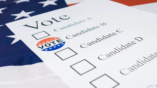 Hand satte I Voted Today klistermärke på röstsedeln — Stockfoto