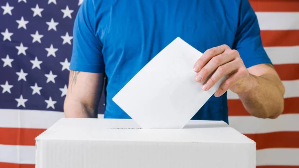 Hand mit Wahlzettel und Urne in den USA — Stockfoto