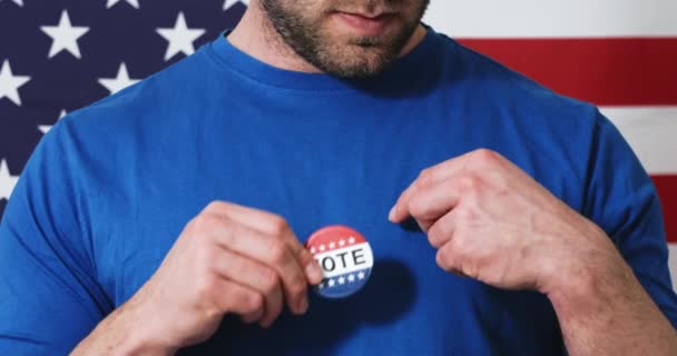 Botón de elección presidencial en un hombre — Vídeo de stock