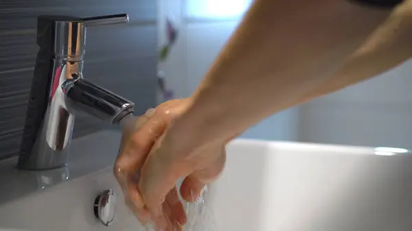 Мужчина моет руки с мылом — стоковое фото