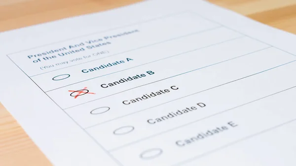 Voting with ballot paper — Stock Photo, Image