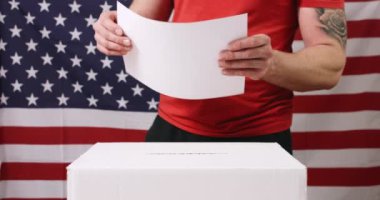 Amerikan bayrağıyla oy veren adam