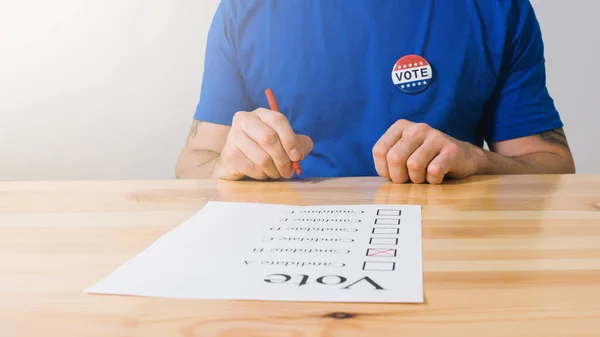 Głosujący oznaczający swojego kandydata — Zdjęcie stockowe