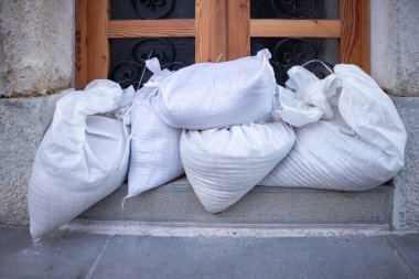 Su baskınlarına karşı koruyacak kum torbaları