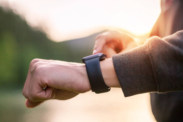 Человек, использующий умные часы