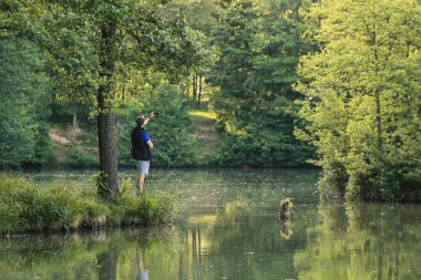 Telefonla Fotoğraf Çeken Adam