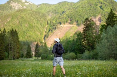 Ormanda yürüyüş yapan bir adam