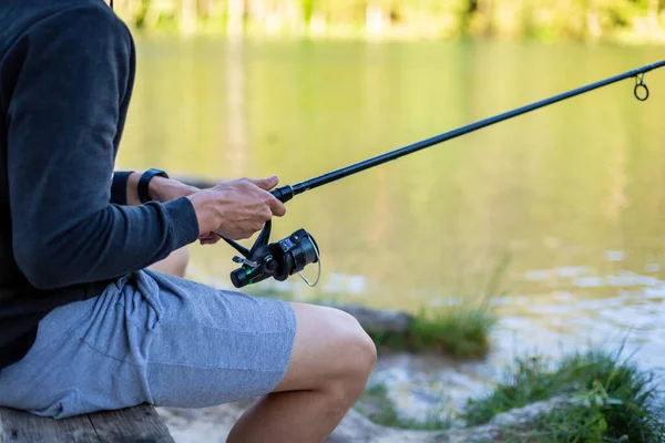 Hombre pescando en el lago —  Fotos de Stock