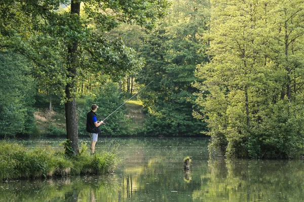 Mann angelt in schöner Natur — Stockfoto